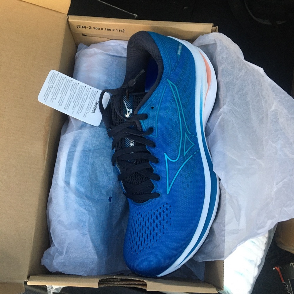 Woman’s runnings shoes (size 9) Wave Rider 25